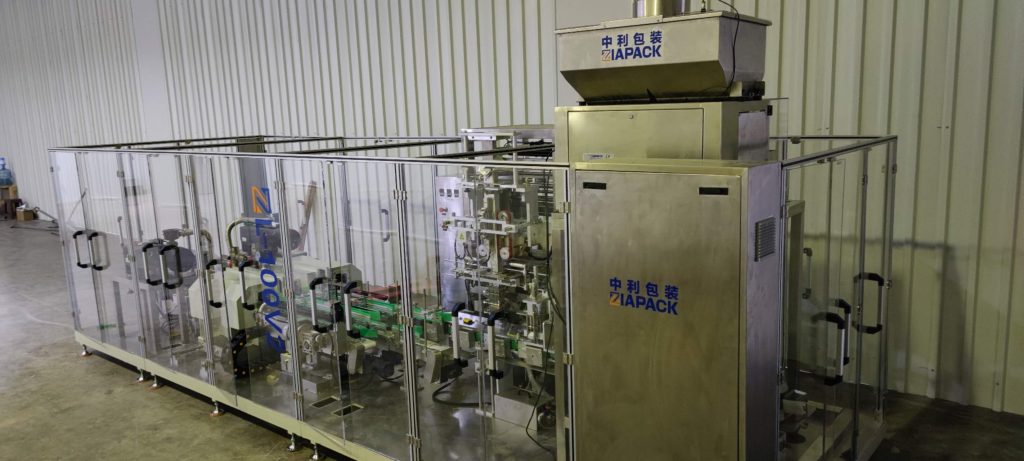 Automatic vacuum packaging machine for dry yeast